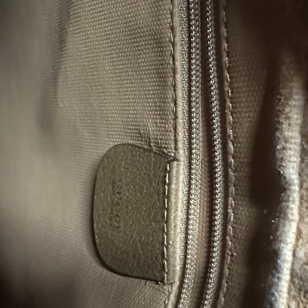 Gucci Shoulder Bag 2 1/2 x 9x 6 1/2 outside in excellent condition - Picture 4 of 10